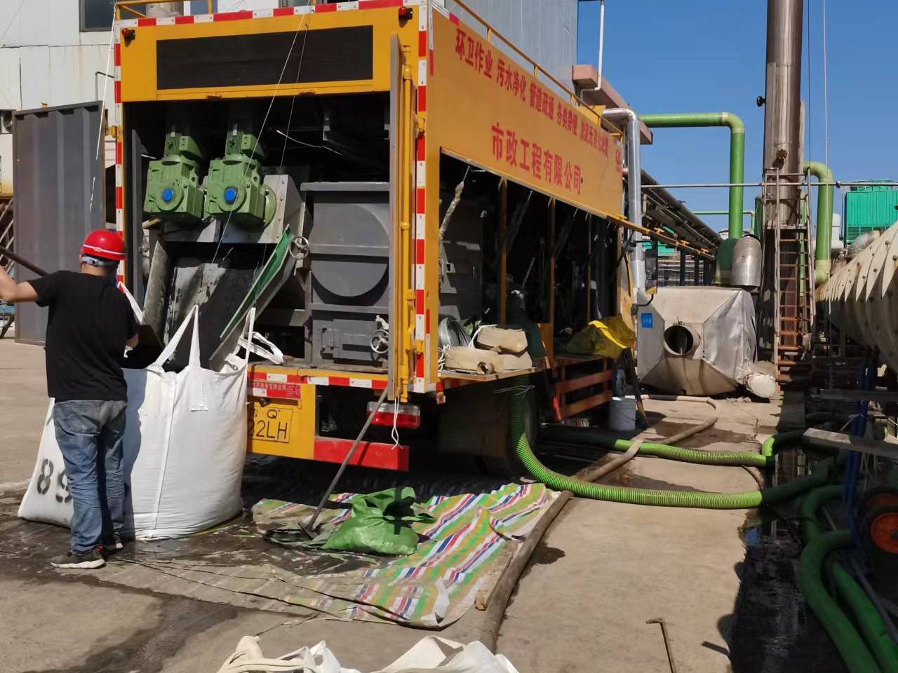 施秉淤泥压干处理